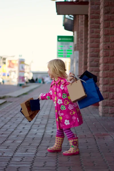 Niña de 3 años con compras —  Fotos de Stock