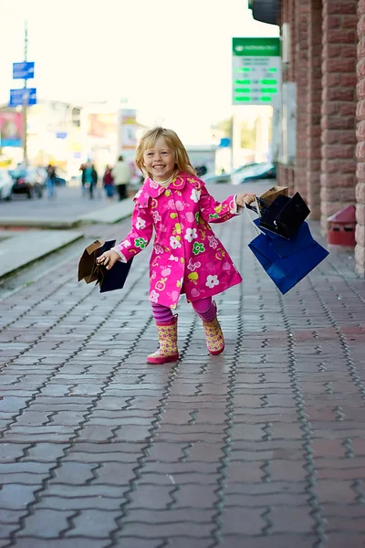 Radostné dívka 3 roky s nákupy — Stock fotografie