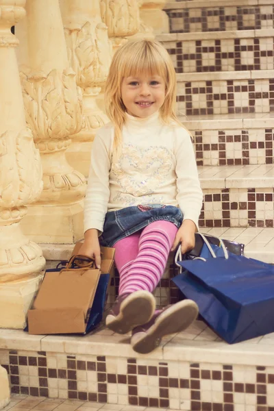 Kızım 3 yaşında ben alışveriş ile oturan mutlu — Stok fotoğraf