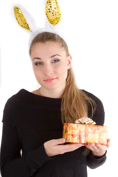 Portret van mooi meisje met een cadeau — Stockfoto