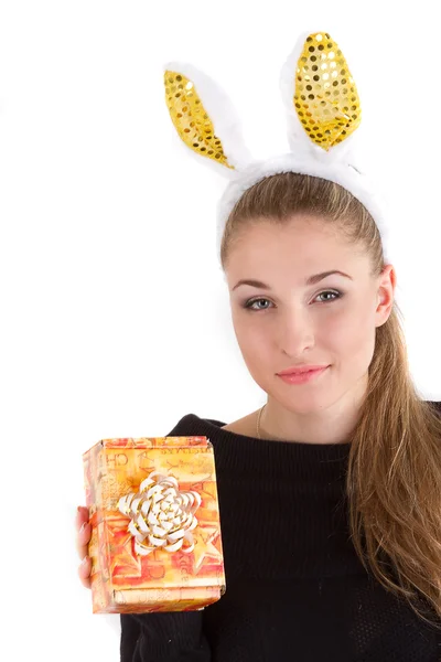 Bella ragazza bionda con scatola regalo — Foto Stock