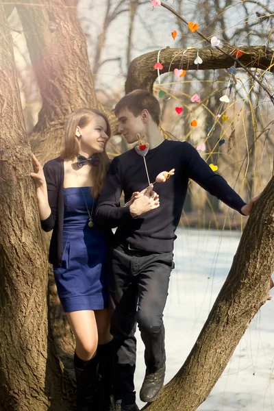 젊은 커플 나무에 서 있는 — 스톡 사진