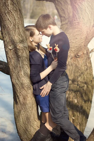 Jovem casal em vestido azul no inverno — Fotografia de Stock