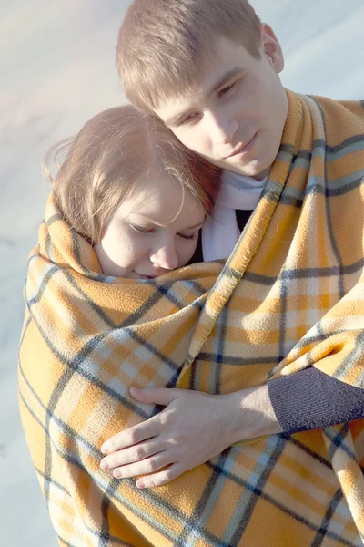 Young beautiful couple embracing in winter — Stock Photo, Image