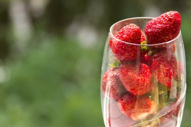 bir bardak çilek ile