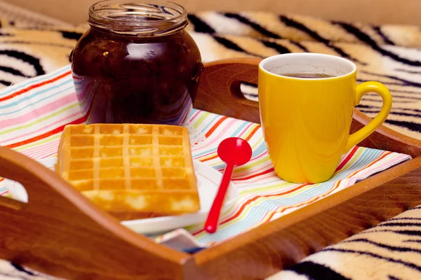 Café da manhã na cama em uma bandeja — Fotografia de Stock