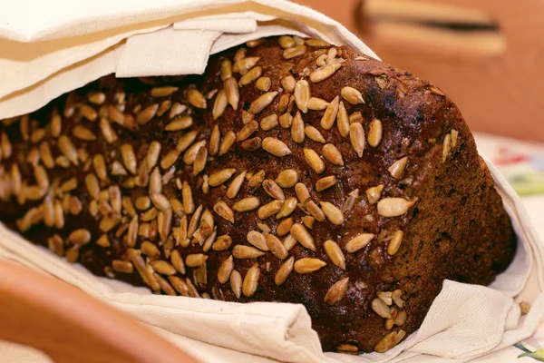 Černý chléb se slunečnicovými semínky — Stock fotografie