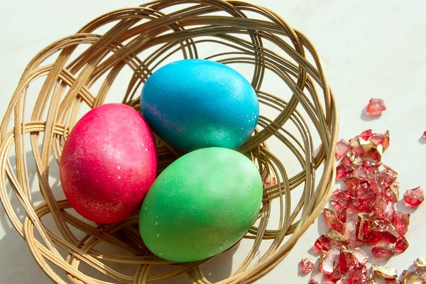 Cesta de Páscoa com ovos de Páscoa — Fotografia de Stock