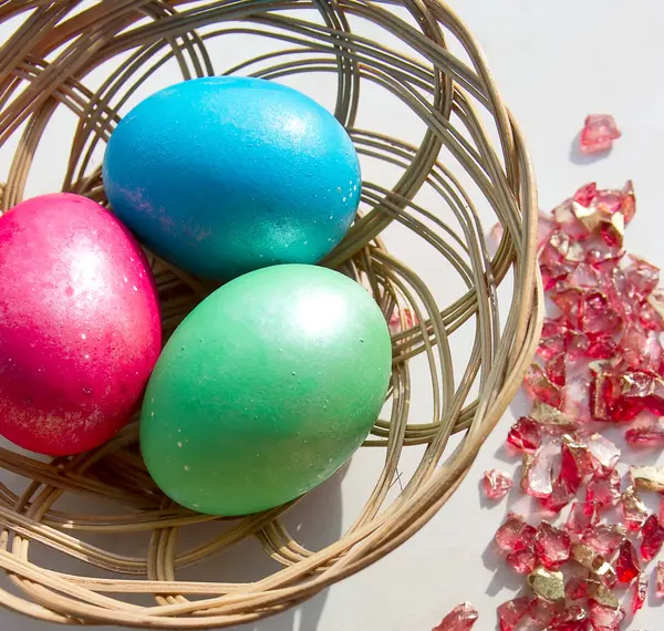 Cesto pasquale con uova di Pasqua — Foto Stock