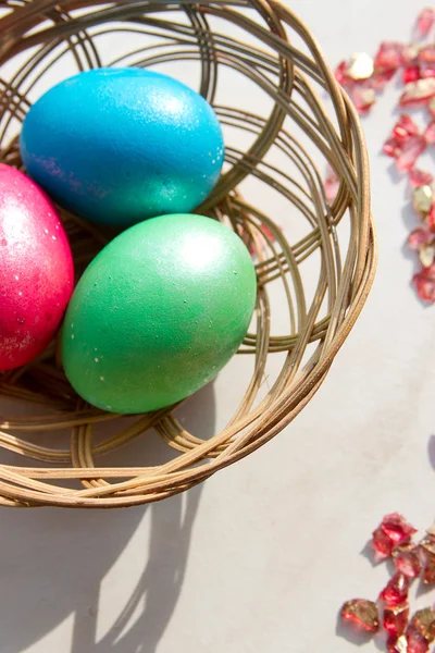 Velikonoční koš s velikonočními vejci — Stock fotografie