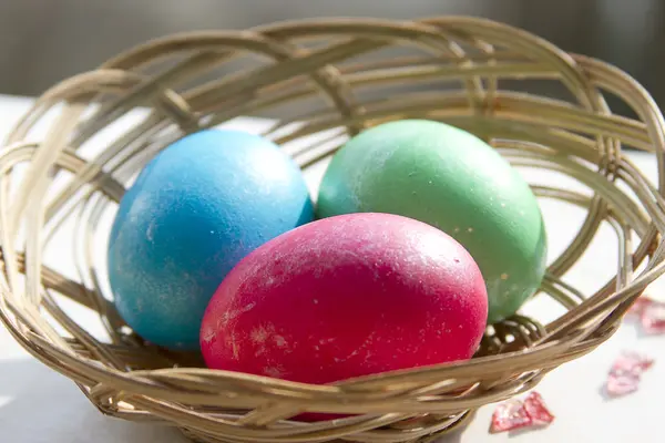 Cesta de Pascua con huevos de Pascua — Foto de Stock