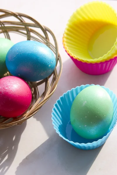 Cesta de Pascua con huevos de Pascua —  Fotos de Stock