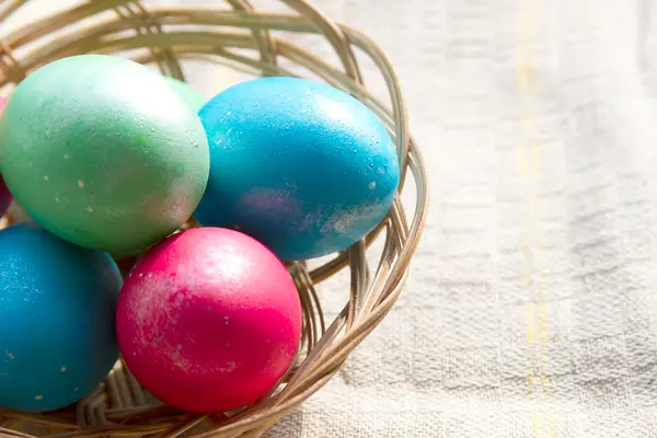 Cesta de Pascua con huevos de Pascua — Foto de Stock