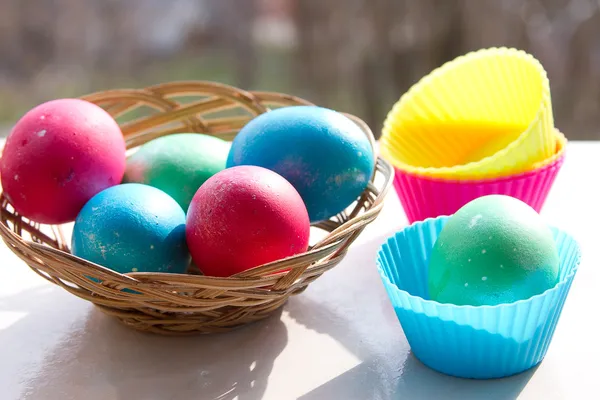 Húsvéti kosár húsvéti tojással — Stock Fotó