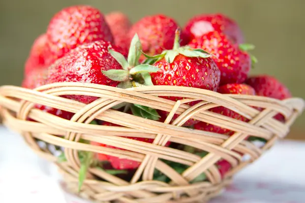 Erdbeeren im Korb — Stockfoto