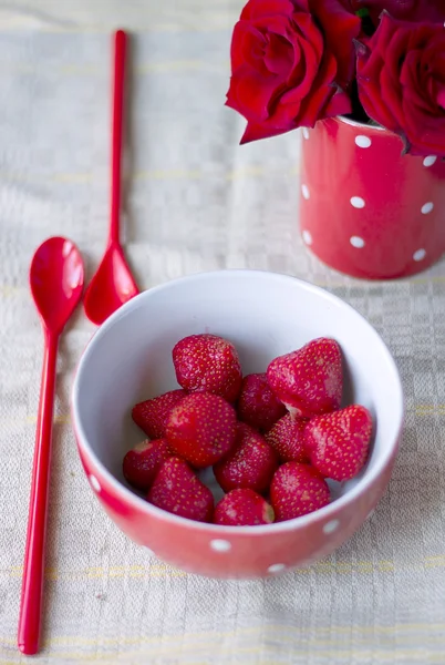 Rote Schüssel mit Erdbeeren zum Frühstück — Stockfoto