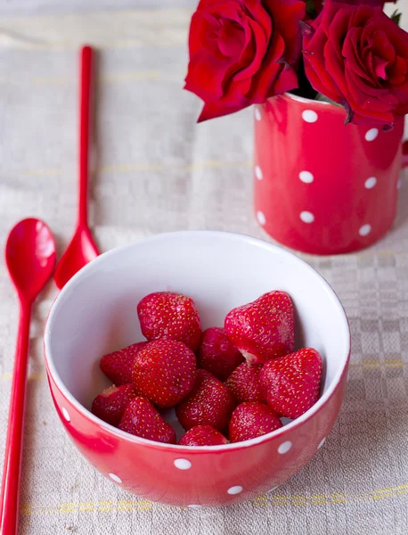 Cuenco rojo con fresas para el desayuno —  Fotos de Stock