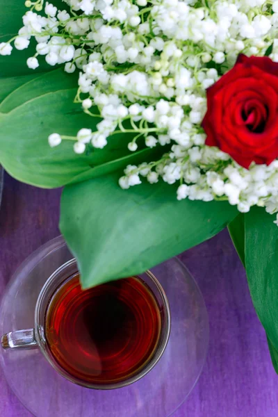 山谷的百合花和一杯茶 — 图库照片