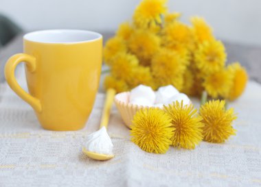 Cam bardak ve çiçek çay