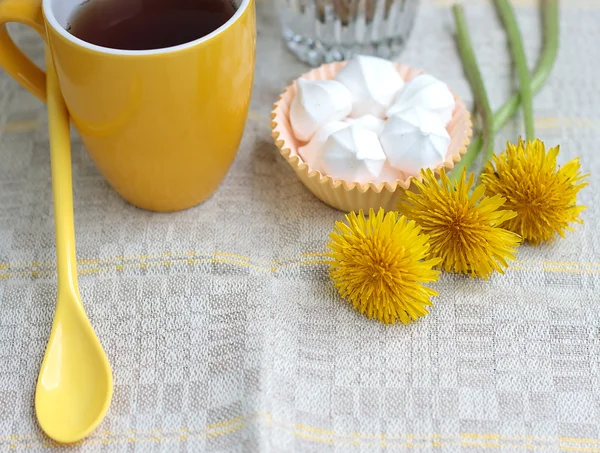 Tee in Glas Tasse und Blumen — Stockfoto