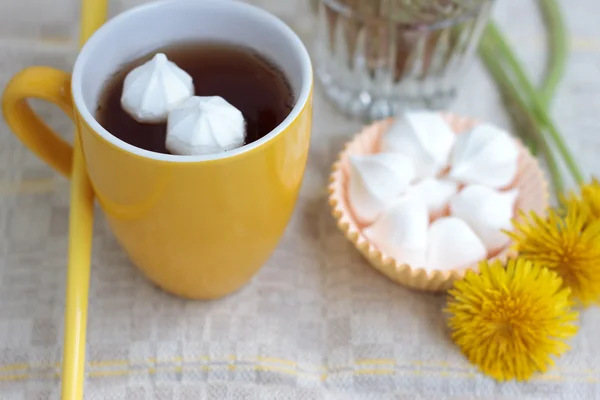 Herbata w szklanym pucharze i kwiaty — Zdjęcie stockowe