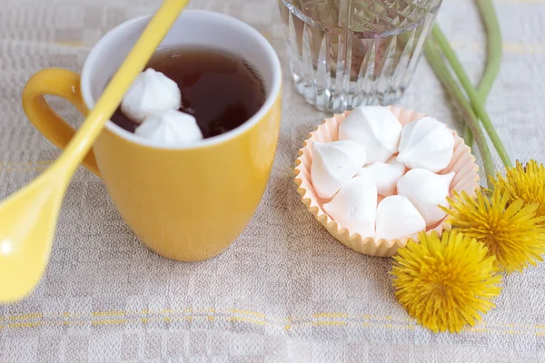 Tè in tazza di vetro e fiori — Foto Stock