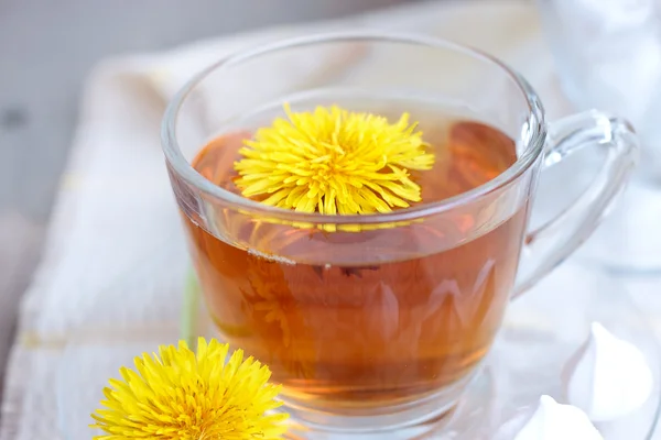 Tea in glass cup and flowers — Stock Photo, Image