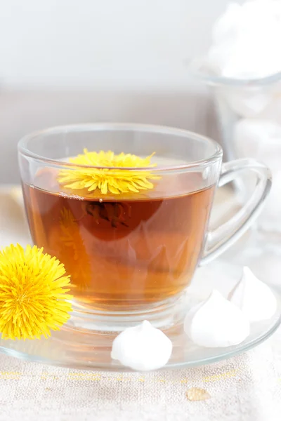 Tea in glass cup and flowers — Stock Photo, Image