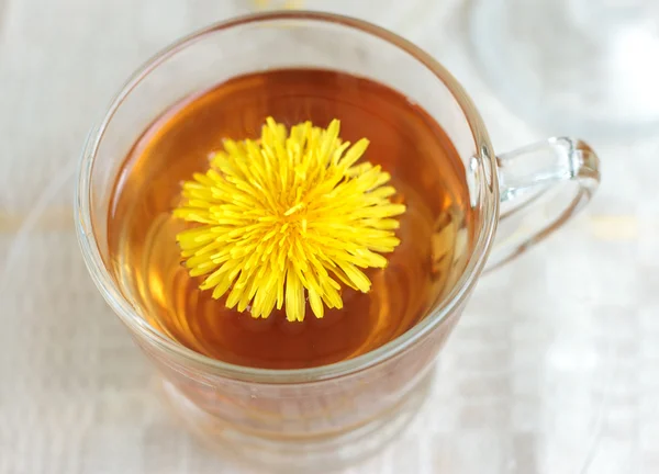 Cam bardak ve çiçek çay — Stok fotoğraf