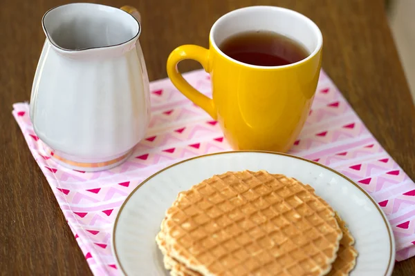 Runde Waffeln mit Tee und Honig — Stockfoto