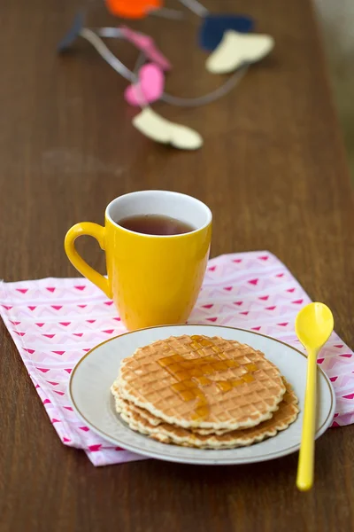 Obleas redondas, taza amarilla con cuchara en una servilleta — Foto de Stock