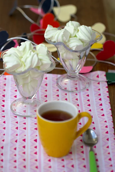 Thé en tasse jaune avec des bonbons — Photo