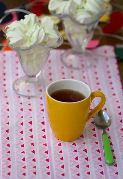 キャンディと黄色のカップのお茶 — ストック写真