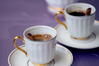 İki fincan sade kahve