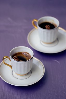 İki fincan sade kahve