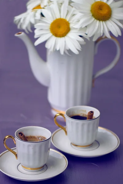 Krásné heřmánku a šálek kávy — Stock fotografie