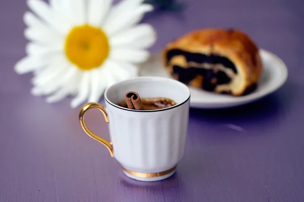 Pequeno-almoço clássico. Café e pão — Fotografia de Stock