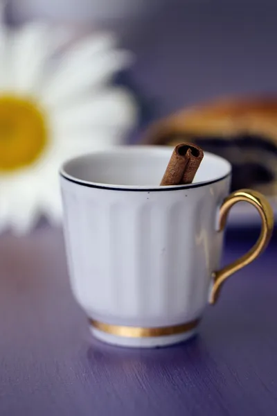 Desayuno clásico. Café y bollo —  Fotos de Stock