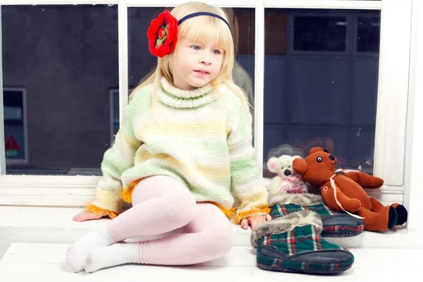 Blondes kleines Mädchen im Strickpullover — Stockfoto