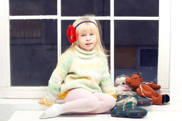 Blondes kleines Mädchen im Strickpullover — Stockfoto