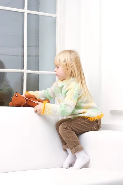 Κοριτσάκι 3 ετών με ένα καφετί αρκουδάκι — Φωτογραφία Αρχείου