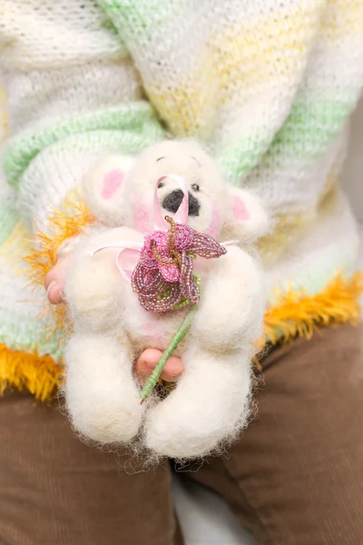 Urso de pelúcia artesanal nas mãos — Fotografia de Stock