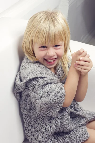 Flicka 3 år gammal i en grå stickad tröja — Stockfoto