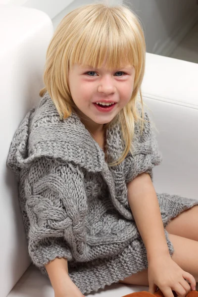 Flicka 3 år gammal i en grå stickad tröja — Stockfoto