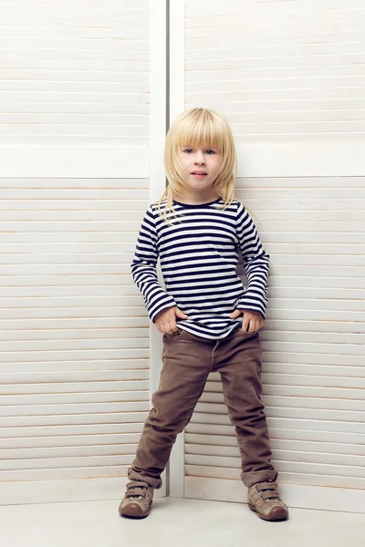 Fata de 3 ani îmbrăcată ca un băiat — Fotografie, imagine de stoc