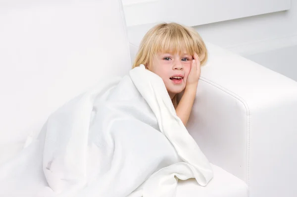 Menina bonita dormindo na cama — Fotografia de Stock