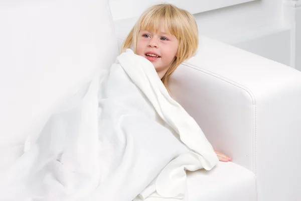 Menina bonita dormindo na cama — Fotografia de Stock