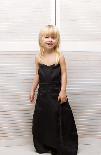 Mädchen 3 Jahre alt im Kleid der Mutter und High Heels — Stockfoto