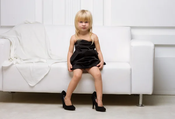 Niña probándose los zapatos grandes —  Fotos de Stock