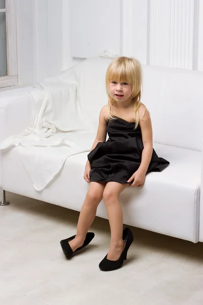 Malá holčička se snaží na velké boty — Stock fotografie